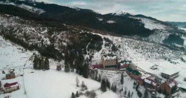 Hotel Podgorye. 5 Mart 2018. Bukovel. Ukrayna. Havadan görünümü, dağlarda bir bina. Kış. Kar.