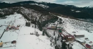 Hotel Podgorye. 5 Mart 2018. Bukovel. Ukrayna. Havadan görünümü, dağlarda bir bina. Kış. Kar.