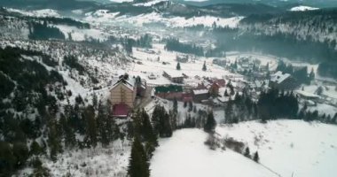 Havadan görünümü bir evin dağlarda. Karpatlar. Kar. Kış. Bukovel. Ukrayna.