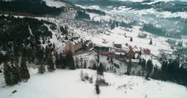 Hotel Podgorye. 5 Mart 2018. Bukovel. Ukrayna. Havadan görünümü, dağlarda bir bina. Kış. Kar.
