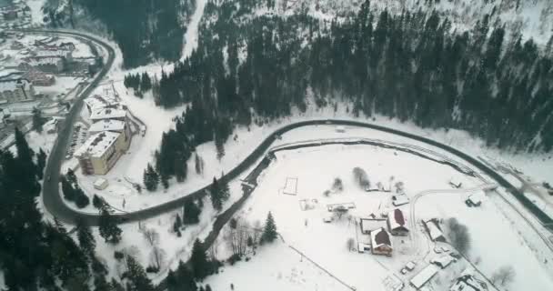 Havadan Görünümü Dağlarda Yolun Araba Geliyor Kar Kış Bina Bukovel — Stok video