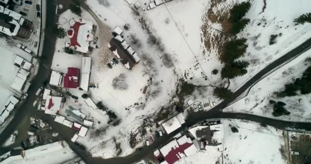 Vista Aérea Carretera Las Montañas Vienen Los Coches Nieve Invierno — Vídeos de Stock