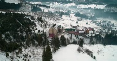 Hotel Podgorye. 5 Mart 2018. Bukovel. Ukrayna. Havadan görünümü, dağlarda bir bina. Kış. Kar.