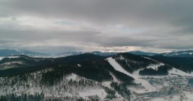 Havadan görünümü Dağları nın. Karpatlar. Köy. Bina. Blu gökyüzü. Kış. Kar. Bukovel. Ukrayna.