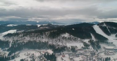 Havadan görünümü Dağları nın. Karpatlar. Köy. Bina. Blu gökyüzü. Kış. Kar. Bukovel. Ukrayna.