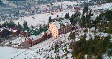 Havadan görünümü bir evin dağlarda. Karpatlar. Kar. Kış. Bukovel. Ukrayna.