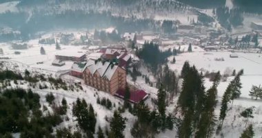 Havadan görünümü bir evin dağlarda. Karpatlar. Kar. Kış. Bukovel. Ukrayna.