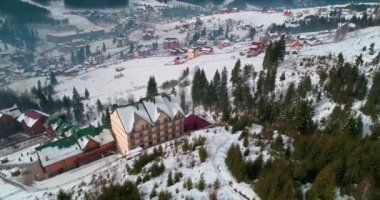 Havadan görünümü bir evin dağlarda. Karpatlar. Kar. Kış. Bukovel. Ukrayna.