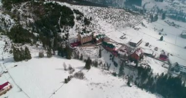 Hotel Podgorye. 5 Mart 2018. Bukovel. Ukrayna. Havadan görünümü, dağlarda bir bina. Kış. Kar.