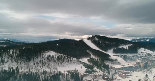 Flygfoto Över Bergen Karpaterna Byn Byggnaden Blu Sky Vintern Snö — Stockvideo