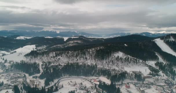 Flygfoto Över Bergen Karpaterna Byn Byggnaden Blå Himmel Vintern Snö — Stockvideo