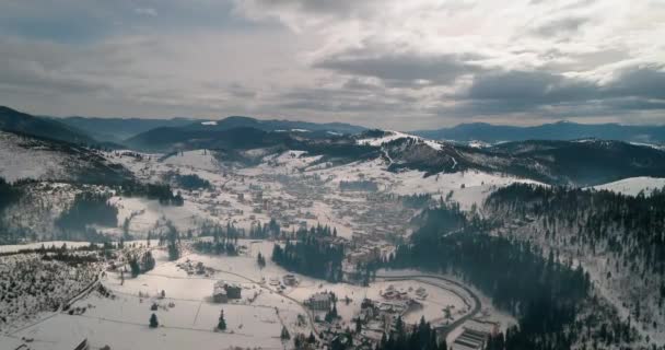 Luftaufnahme Des Dorfes Den Bergen Grauer Himmel Winter Bukovel Ukraine — Stockvideo