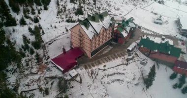 Hotel Podgorye. 5 Mart 2018. Bukovel. Ukrayna. Havadan görünümü, dağlarda bir bina. Kış. Kar.
