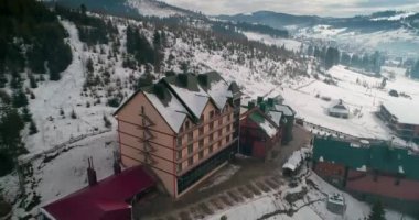 Hotel Podgorye. 5 Mart 2018. Bukovel. Ukrayna. Havadan görünümü, dağlarda bir bina. Kış. Kar.