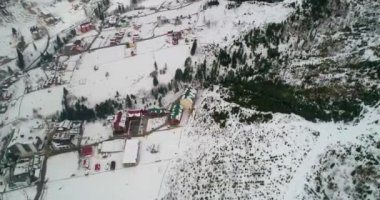 Havadan görünümü bir evin dağlarda. Karpatlar. Kar. Kış. Bukovel. Ukrayna.