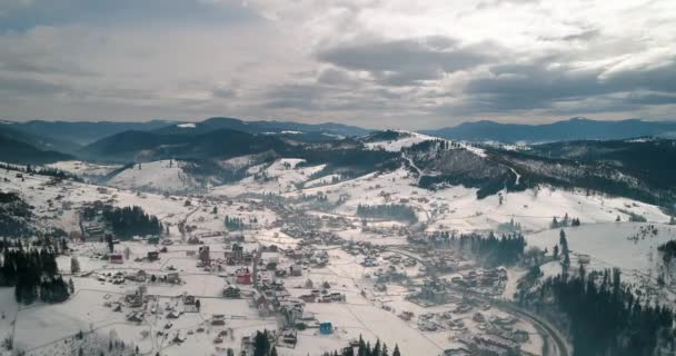 Letecký Pohled Vesnici Horách Šedá Obloha Zima Bukovel Ukrajina — Stock video