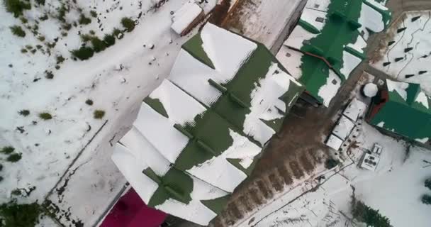 Vue Aérienne Une Maison Dans Les Montagnes Caméra Tourne Vers — Video