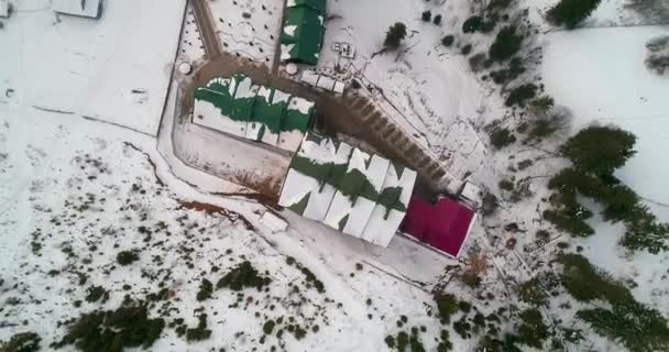 Vista Aérea Una Casa Las Montañas Cámara Gira Derecha Nieve — Vídeos de Stock