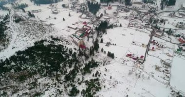 Havadan görünümü bir evin dağlarda. Karpatlar. Kar. Kış. Bukovel. Ukrayna.