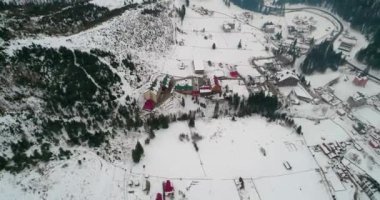 Hotel Podgorye. 5 Mart 2018. Bukovel. Ukrayna. Havadan görünümü, dağlarda bir bina. Kış. Kar. Karpatlar.