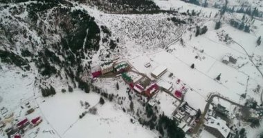 Hotel Podgorye. 5 Mart 2018. Bukovel. Ukrayna. Havadan görünümü, dağlarda bir bina. Kış. Kar. Karpatlar.