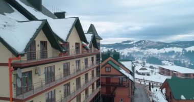 Havadan görünümü bir evin dağlarda. Karpatlar. Kar. Kış. Bukovel. Ukrayna.