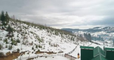 Havadan görünümü Dağları nın. Köy. Bina. Gri gökyüzü. Kış. Kar. Bukovel. Ukrayna.