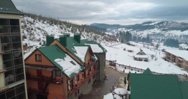 Hotel Podgorye. 5 Mart 2018. Bukovel. Ukrayna. Havadan görünümü, dağlarda bir bina. Kış. Kar.