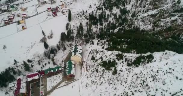 Havadan Görünümü Bir Evin Dağlarda Karpatlar Kar Kış Bukovel Ukrayna — Stok video