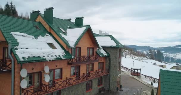 Podgorye 酒店2018年3月5日 Bukovel 乌克兰 山上一座建筑物的鸟瞰图 — 图库视频影像
