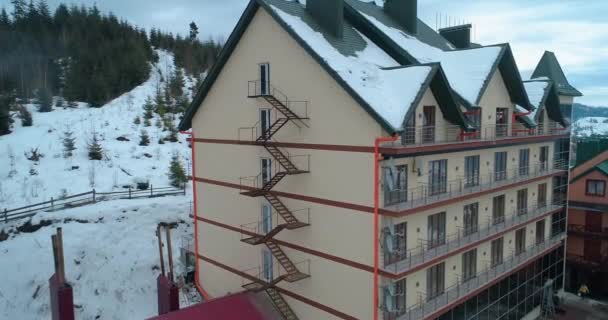 Vista Aérea Uma Casa Nas Montanhas Cárpatos Neve Inverno Bukovel — Vídeo de Stock