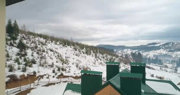 Vista Aérea Las Montañas Pueblo Edificio Cielo Gris Invierno Nieve — Vídeos de Stock