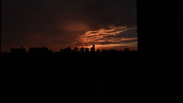Zachód Słońca Pomarańczowe Niebo Chmurach Sylwetka Budynków — Zdjęcie stockowe