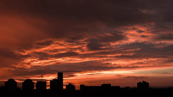 Pôr Sol Céu Laranja Nas Nuvens Silhueta Edifícios — Fotografia de Stock