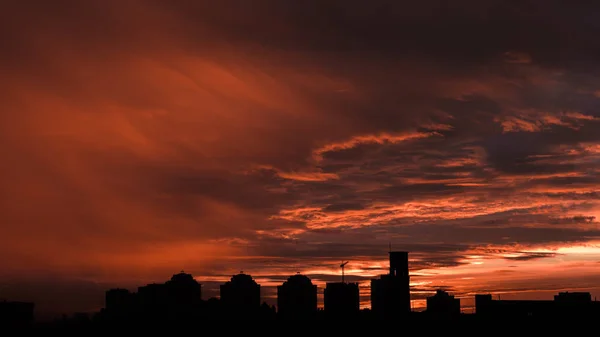 Pôr Sol Céu Laranja Nas Nuvens Silhueta Edifícios — Fotografia de Stock