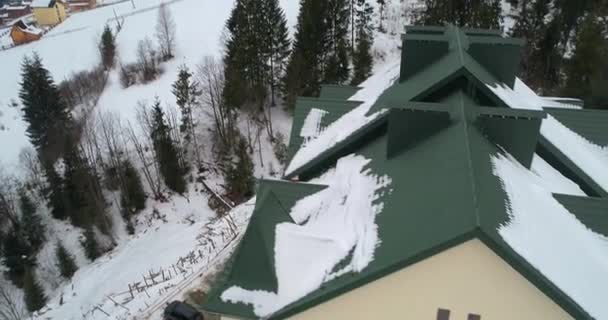 Flygfoto Över Ett Hus Fjällen Karpaterna Snö Vintern Bukovel Ukraina — Stockvideo