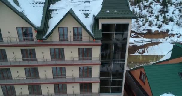 山の家の空撮 カルパティア山脈 ブコヴェリ ウクライナ — ストック動画