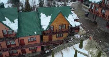 Hotel Podgorye. 5 Mart 2018. Bukovel. Ukrayna. Havadan görünümü, dağlarda bir bina. Kış. Kar.