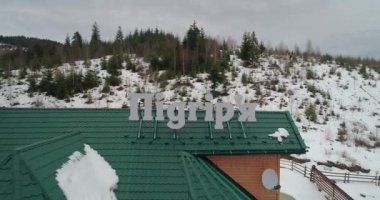 Hotel Podgorye. 5 Mart 2018. Bukovel. Ukrayna. Havadan görünümü, dağlarda bir bina. Kış. Kar.