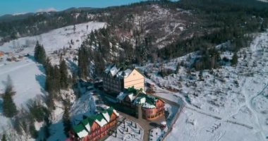 Hotel Podgorye. 5 Mart 2018. Bukovel. Ukrayna. Havadan görünümü, dağlarda bir bina. Kış. Kar.