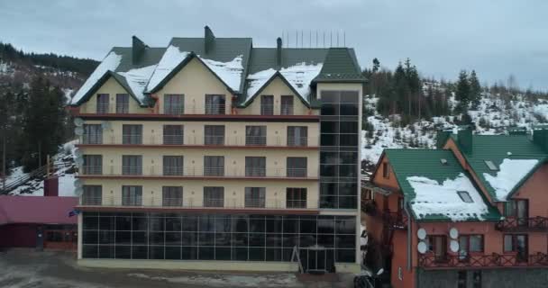 Flygfoto Över Ett Hus Fjällen Karpaterna Snö Vintern Bukovel Ukraina — Stockvideo