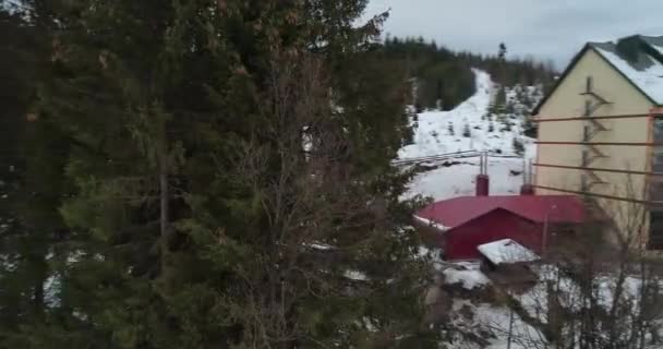 ホテル Podgorye 2018 ブコヴェリ ウクライナ 山の中の建物の空撮 カルパティア山脈 — ストック動画