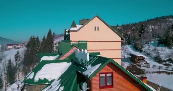 ホテル Podgorye 2018 ブコヴェリ ウクライナ 山の中の建物の空撮 — ストック動画