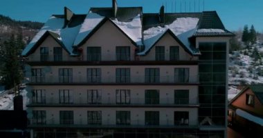 Hotel Podgorye. 5 Mart 2018. Bukovel. Ukrayna. Havadan görünümü, dağlarda bir bina. Kış. Kar.
