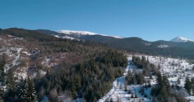 Havadan görünümü Dağları nın. Blu gökyüzü. Kış. Kar. Bukovel. Ukrayna.