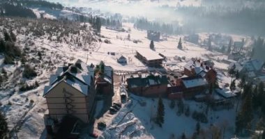 Havadan görünümü bir evin dağlarda. Karpatlar. Kar. Kış. Bukovel. Ukrayna.