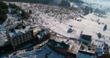 Hotel Podgorye. 5 Mart 2018. Bukovel. Ukrayna. Havadan görünümü, dağlarda bir bina. Kış. Kar.