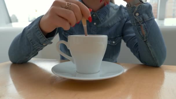 Mladá Žena Ruce Míchání Kávy Cappuccino Kovovou Lžičku Bílého Cup — Stock video