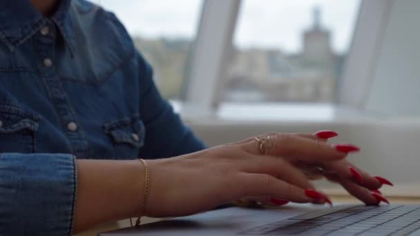 赤のマニキュアを持つ少女がノート パソコンでテキストを入力します — ストック動画