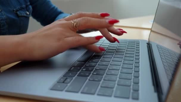 Bir Kız Kırmızı Manikür Ile Bir Dizüstü Bilgisayarda Metin Yazma — Stok video